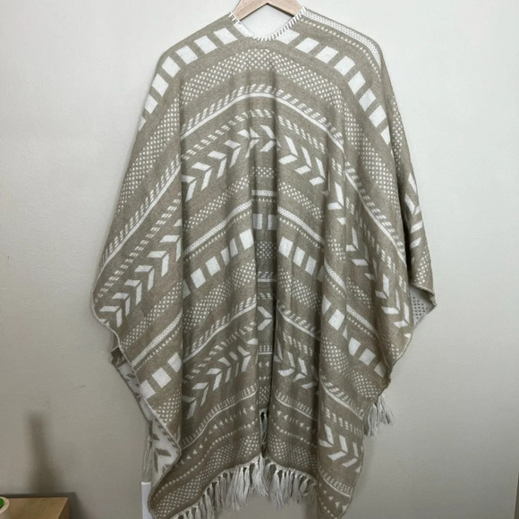 Francesca’s • Leslie Chevron Fringe Shawl - Picture 5 of 8